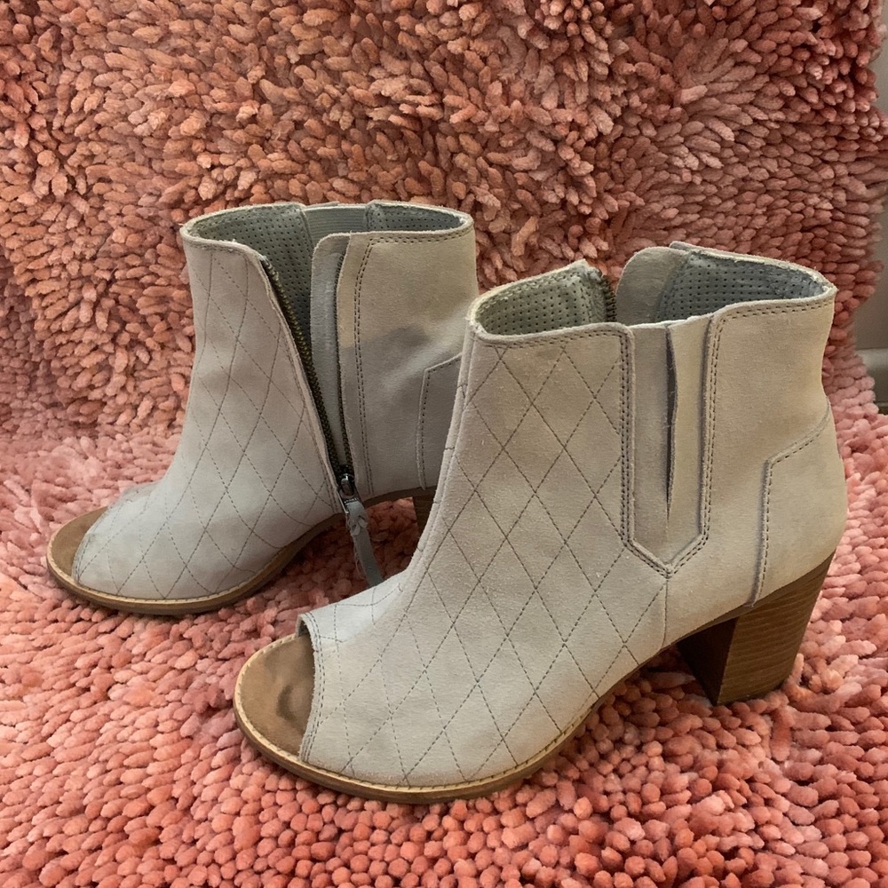 TOMS light grey quilted booties